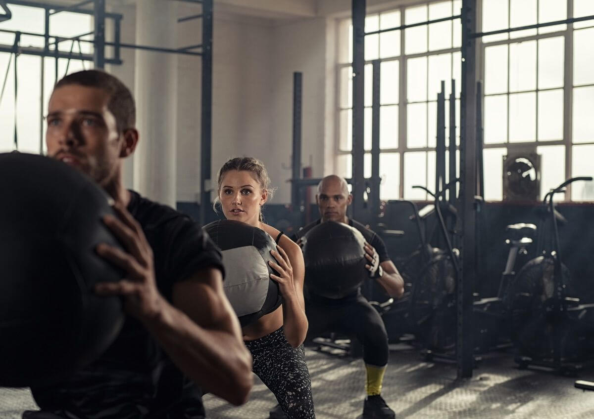 Kurse bei Healthness, Menschen die unter Anleitung eines Trainers einen Kurs besuchen und Sport treiben